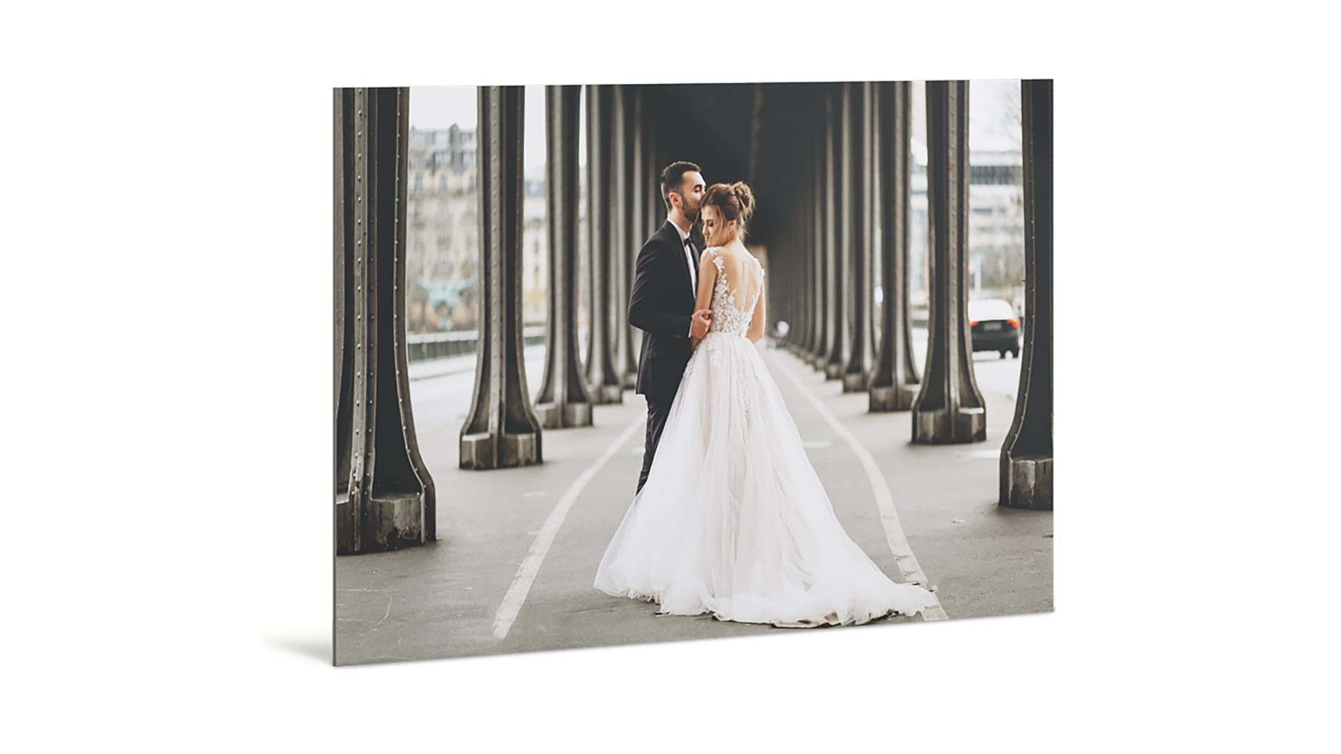 Detailansicht eines auf leichter, glatter und matter Weichschaumplatte gedruckten Hochzeitsfotos im Querformat, stehend