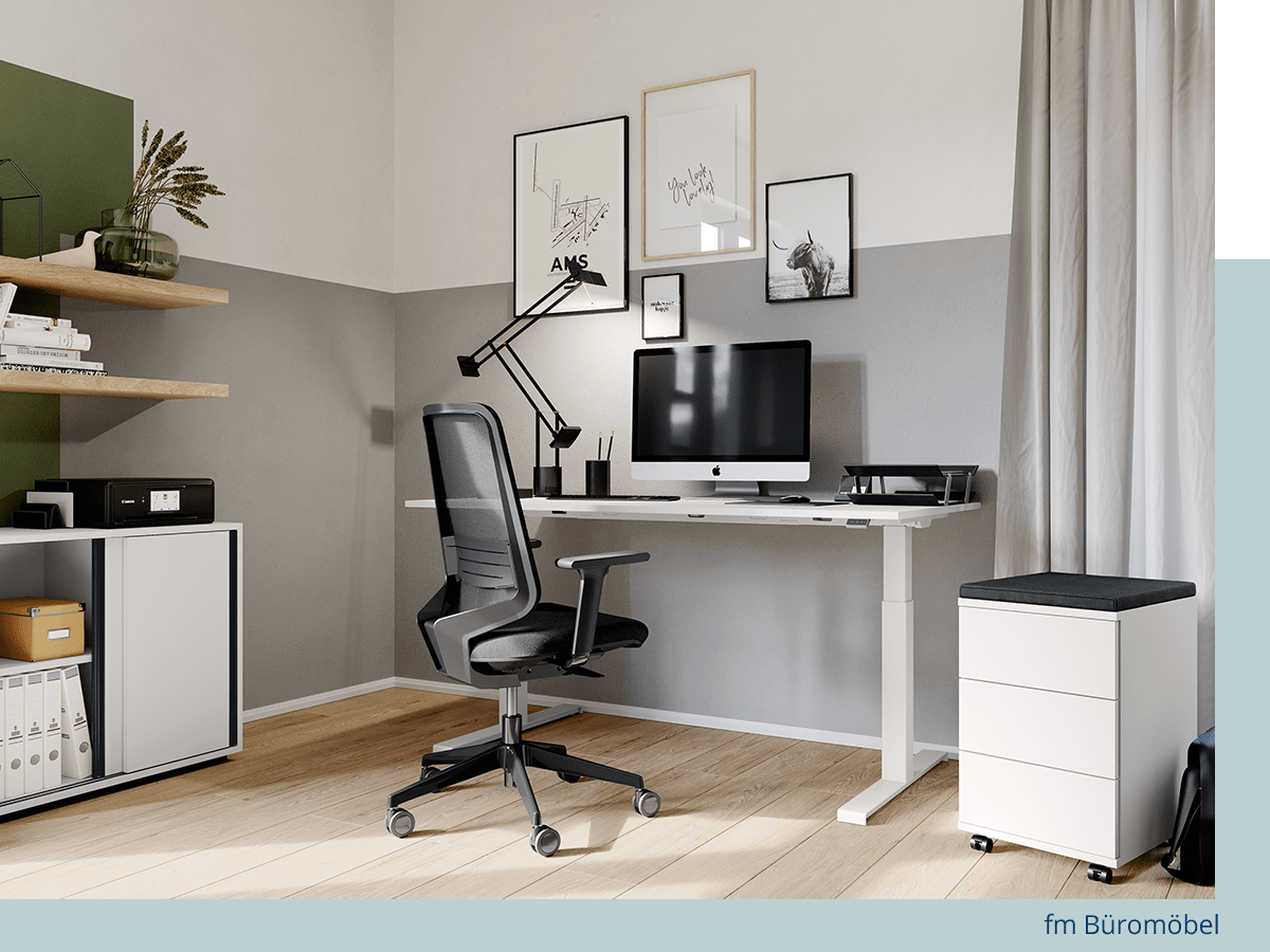 Modern eingerichtetes Arbeitszimmer mit Schreibtisch, Stuhl, Bildschirm und Bildergalerie aus verschiedenen hochwertig gerahmten Wandbildern an der Wand