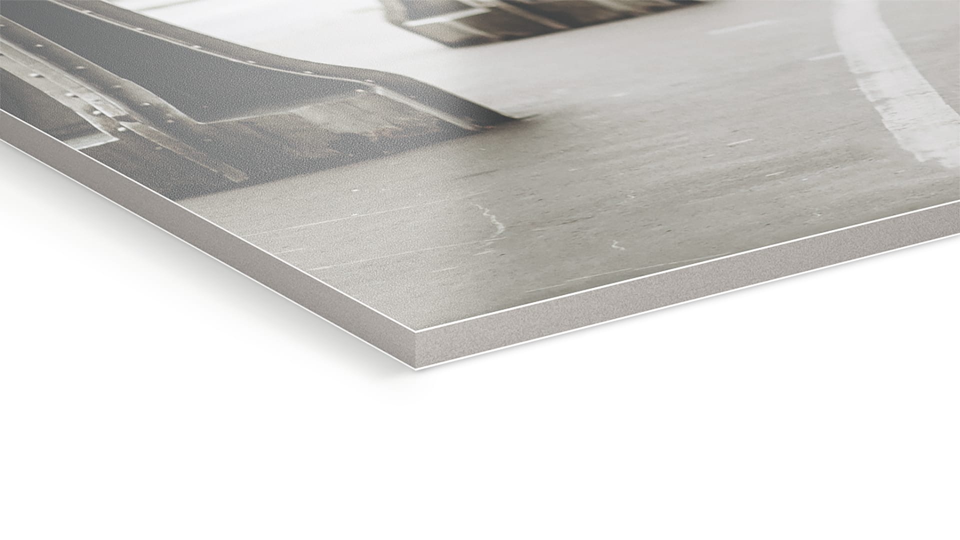 Materialdetail im Direktdruckverfahren gefertigter leichter, glatter und matter Weichschaumplatte, liegend