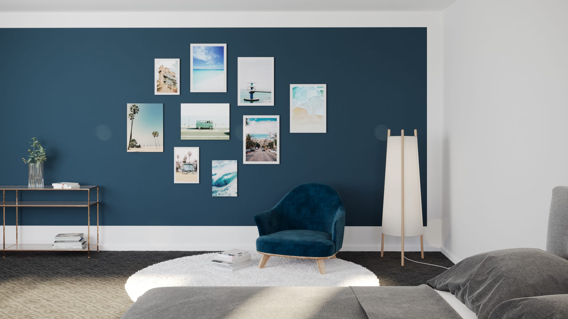 Modernes Schlafzimmer mit Bilderpuzzle von individuellen Urlaubsfotos in unterschiedlichen Formaten gedruckt auf leichter, flexibler Hartschaumplatte an der Wand