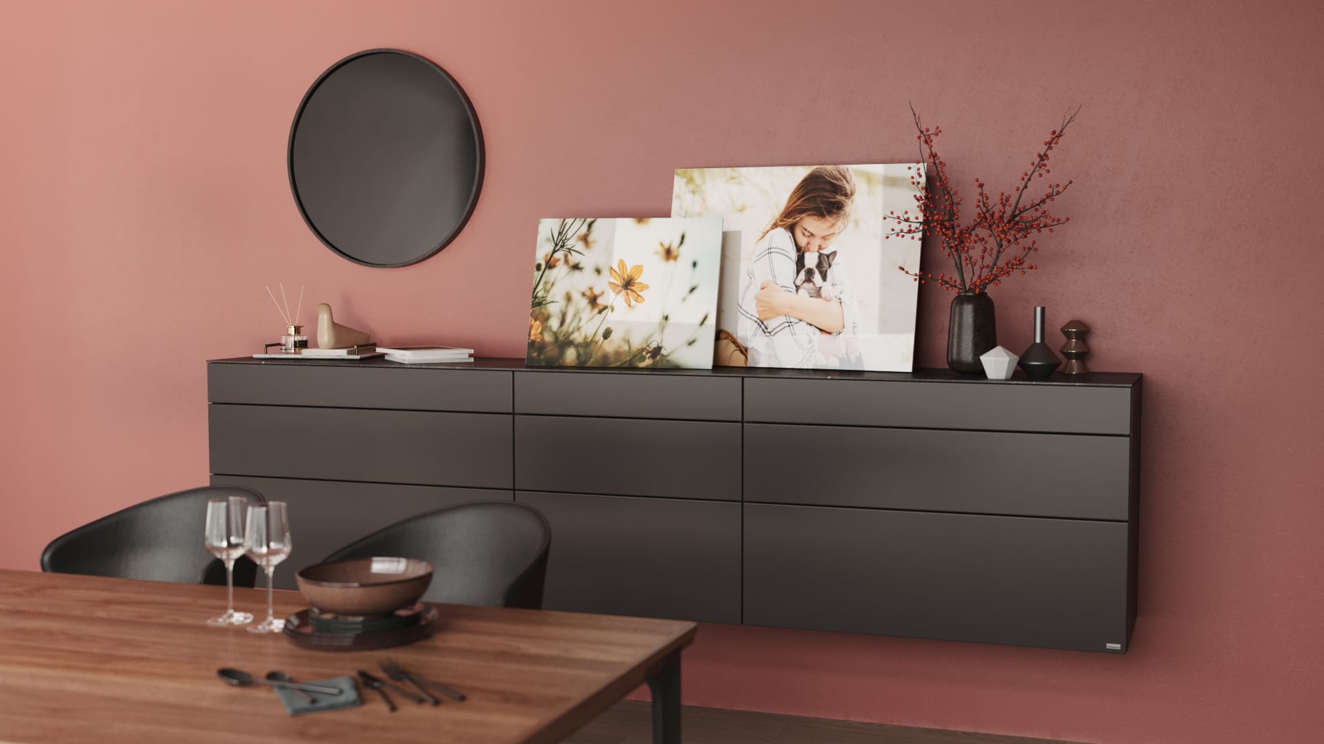 Gemütliches, modernes Esszimmer mit qualitativ hochwertigen Drucken persönlicher Motive auf Acrylglas platziert auf einem Sideboard